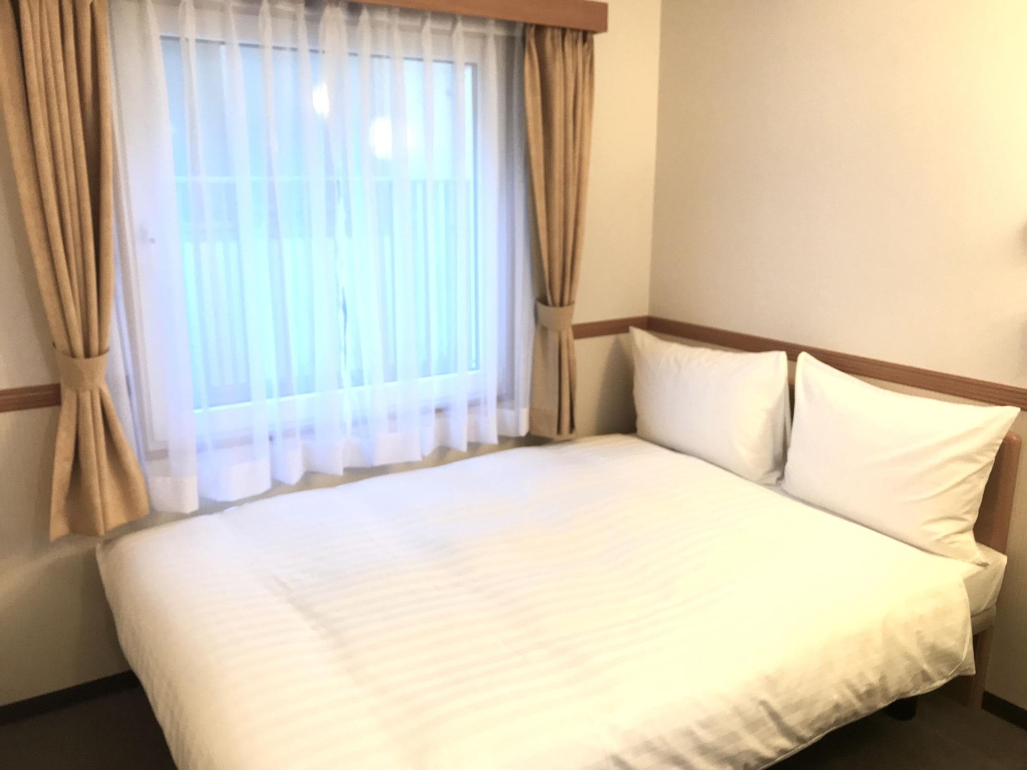 Toyoko Inn Yokohama Tsurumi Eki Higashi Guchi Exterior photo